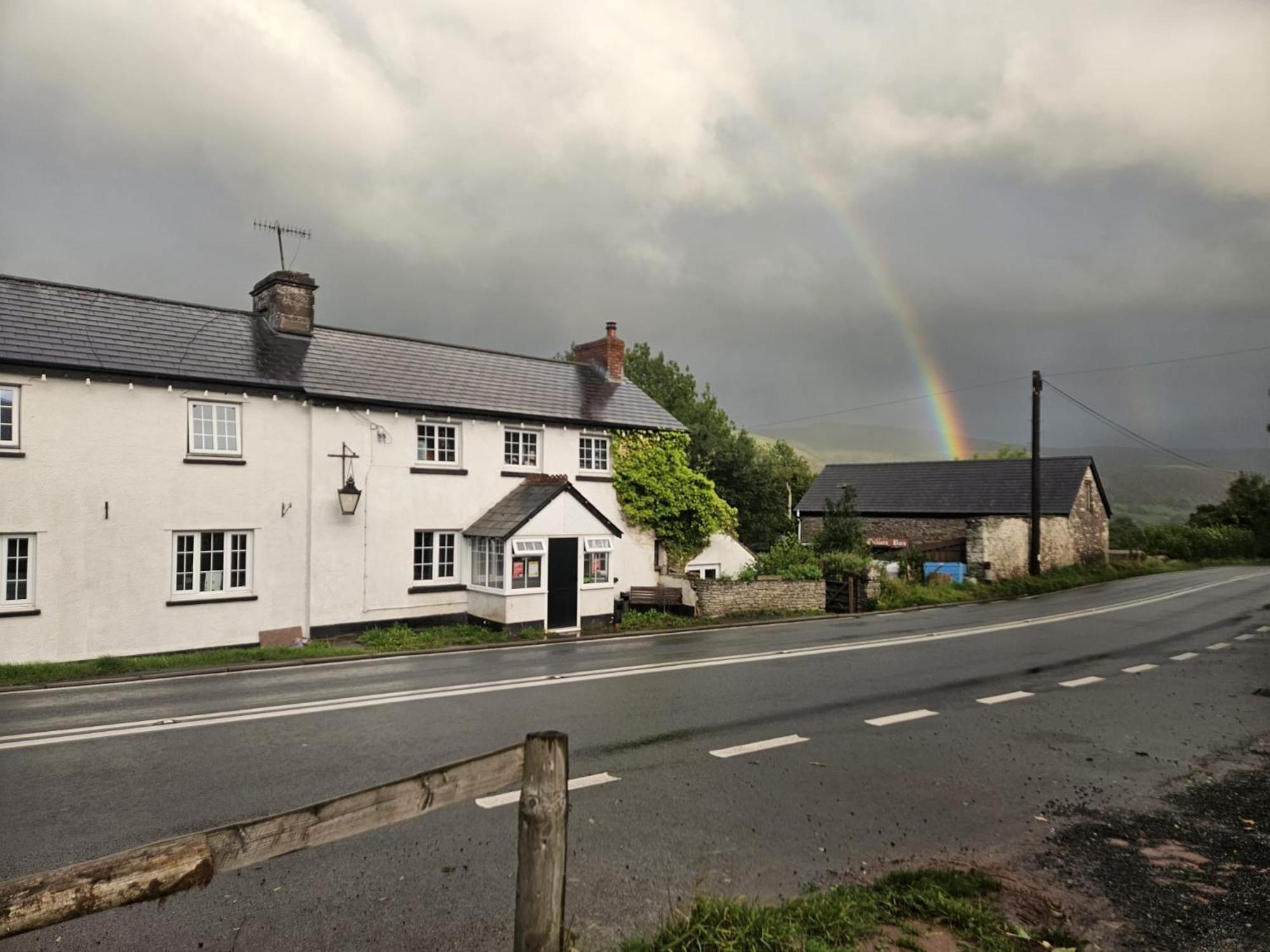 Dinas Castle Inn Brecon Exterior foto